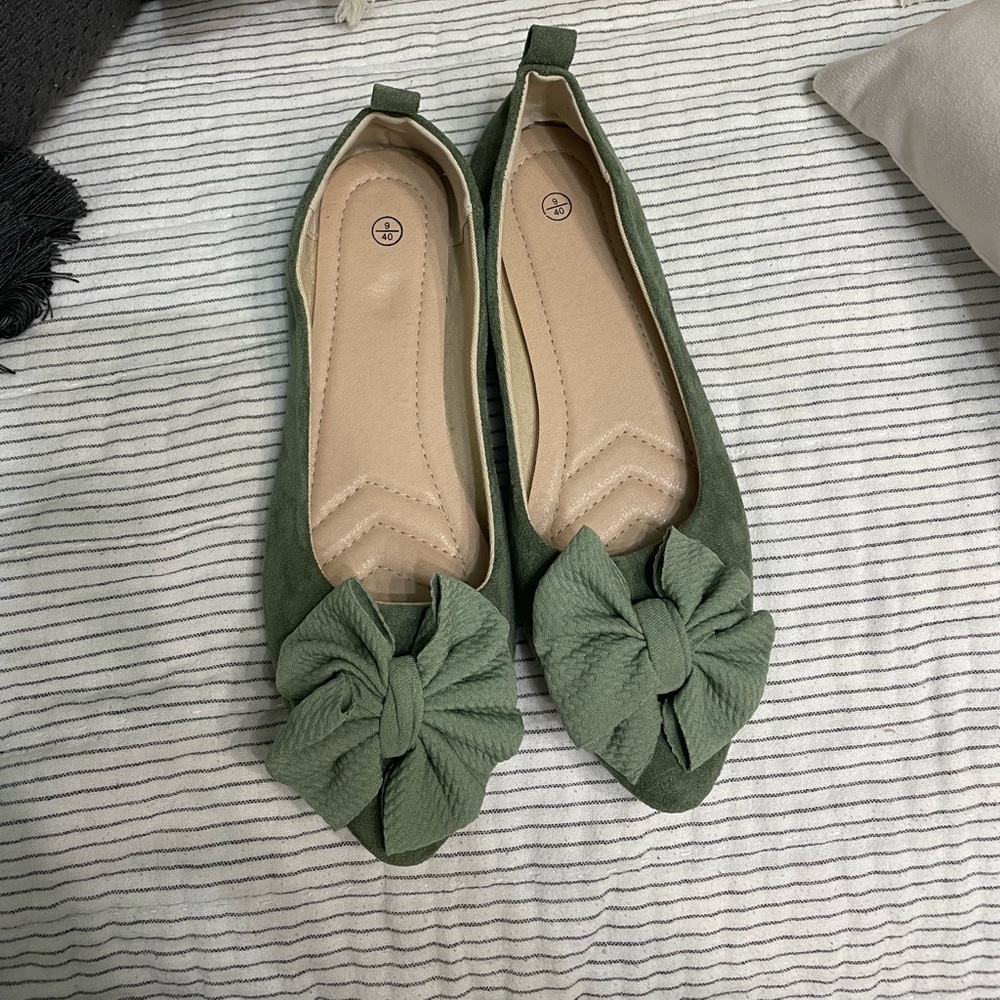 Green bow shoes